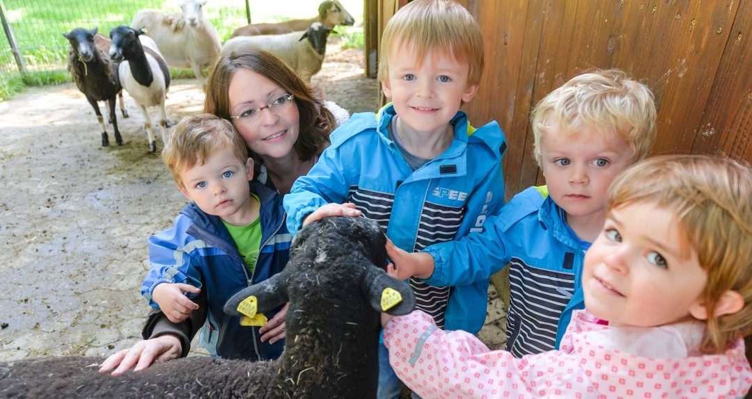 Bauernhoferlebnispädagogin Alexandra Ollmann mit Erik, Henrik, Leonard und Julia. Foto: Volker Herold